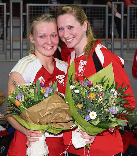 Abschied mit Blumen: Gwendolin Lake (links) verließ den TVC nach Ende der Saison 20132014, gemeinsam mit Simone Elsner. Foto: Langosch