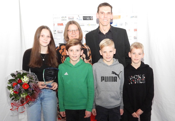 Familie des Jahres: Enola, Pekko, Reto und Thabo sowie Yvonne und Peter Lüesse. Foto: Schumacher