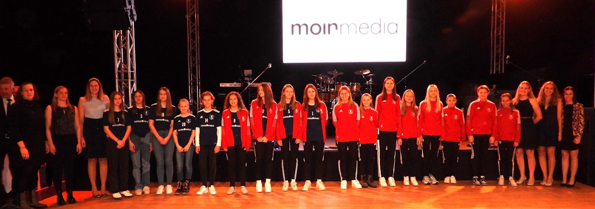 Jugendmannschaften des Jahres: Die D-Jugend-Handballerinnen (links) und die Fußballerinnen der 1. D-Jugend. Foto: Schumacher