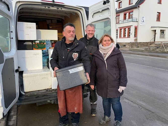 Gut vernetzt: Dieter und Manuela Emke übergaben im Februar eine Lieferung an Franz Hirst von der Versorgungsstation Dernau. Foto: Emke