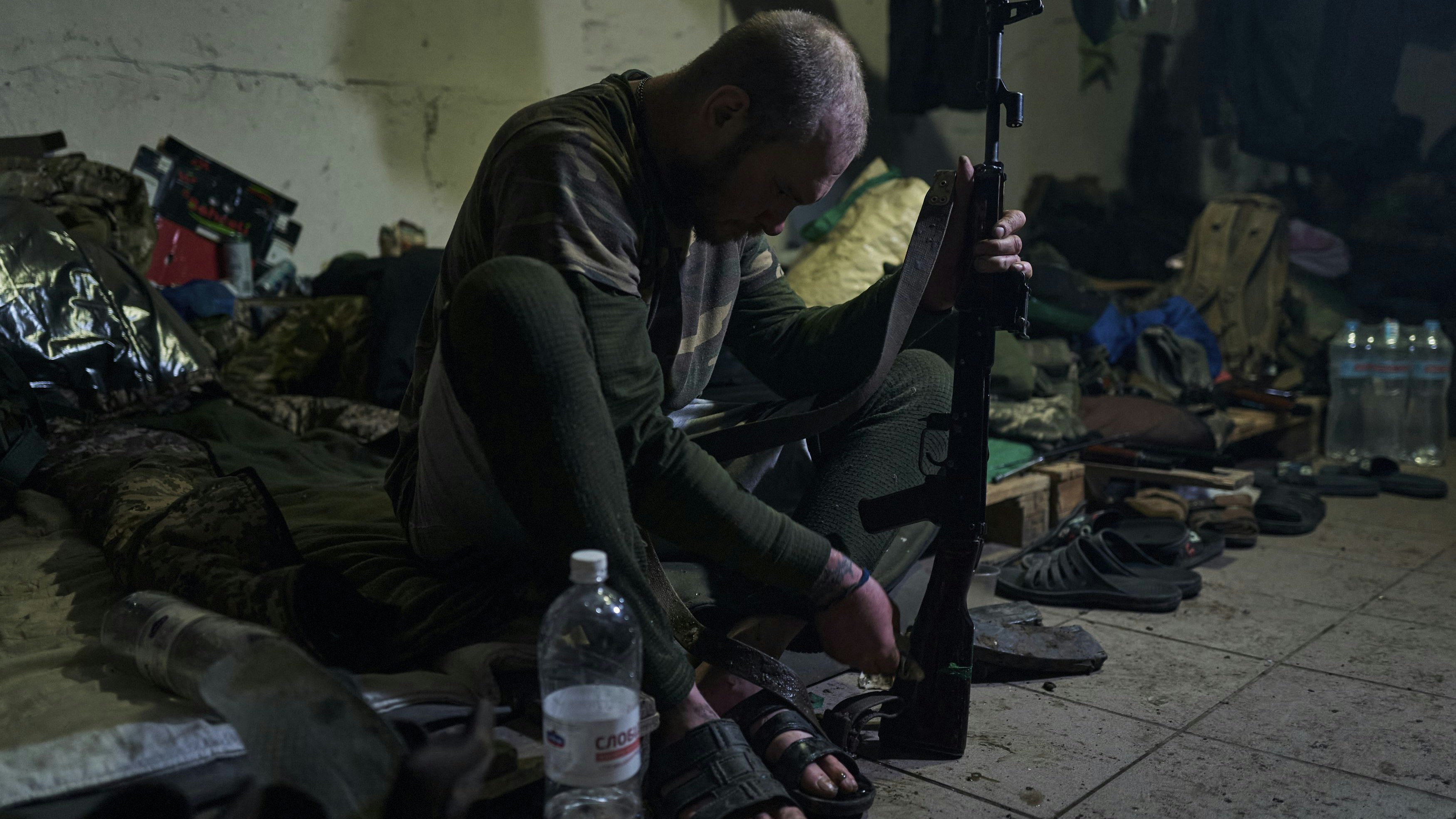 Die Kämpfe dauern an. Laut des ukrainischen Verteidigungsministeriums sind mehr als 135.000 russische Soldaten bis Anfang Februar im Krieg gestorben. Im selben Zeitraum sind nach russischen Angaben etwa 61.000 ukrainische Soldaten getötet worden. Foto: dpa/Libkos/AP