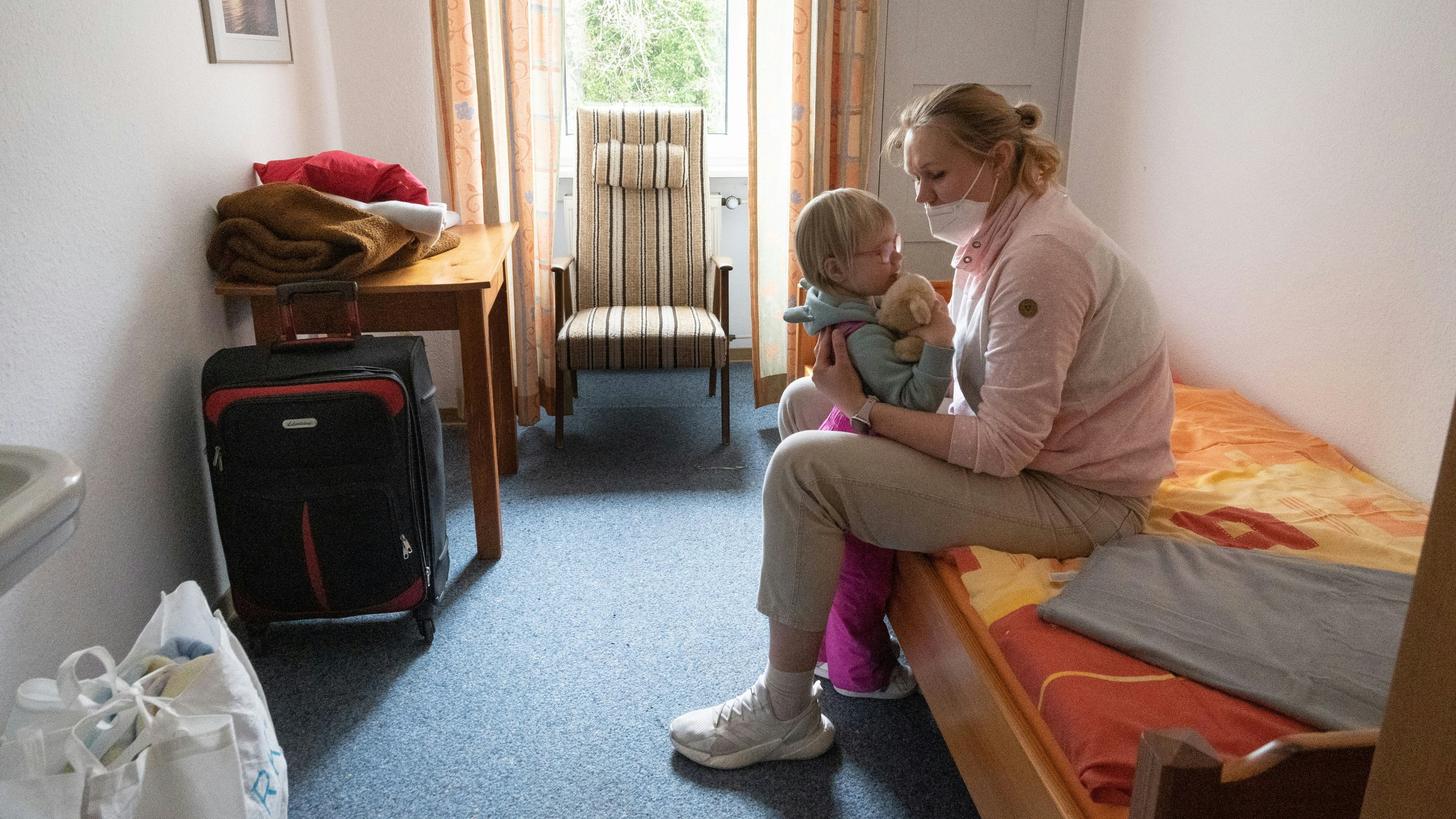 Mit nur einem Koffer auf der Flucht: Olena und ihre Tochter Warwara haben ein Zimmer im Christinenhof bezogen. Foto: Thomas Vorwerk 
