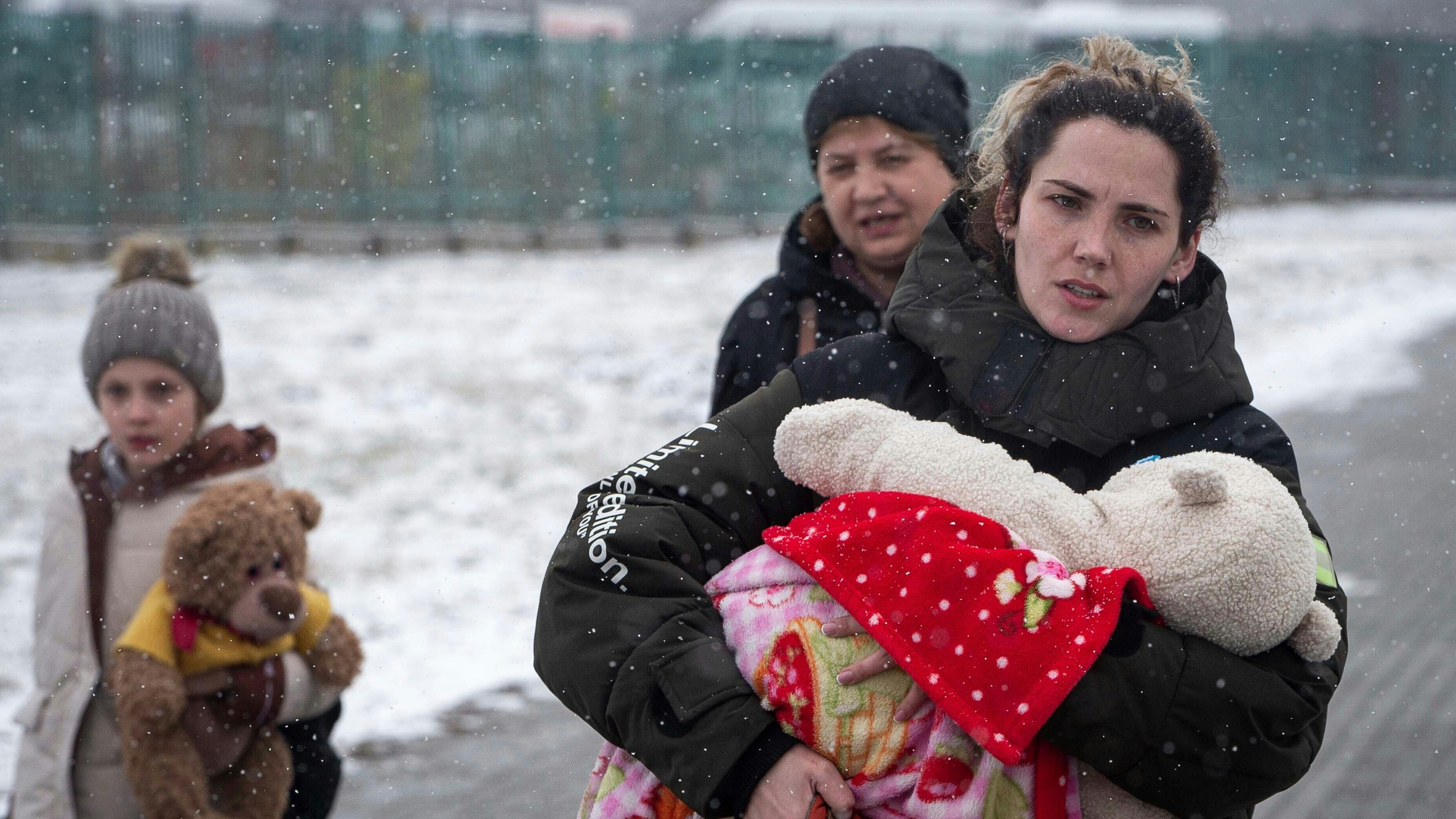 Nach Angaben der Vereinten Nationen hat der russische Angriff bislang 2 Millionen Menschen gezwungen, aus der Ukraine zu fliehen. Foto: Visar Kryeziu/AP/dpa&nbsp;