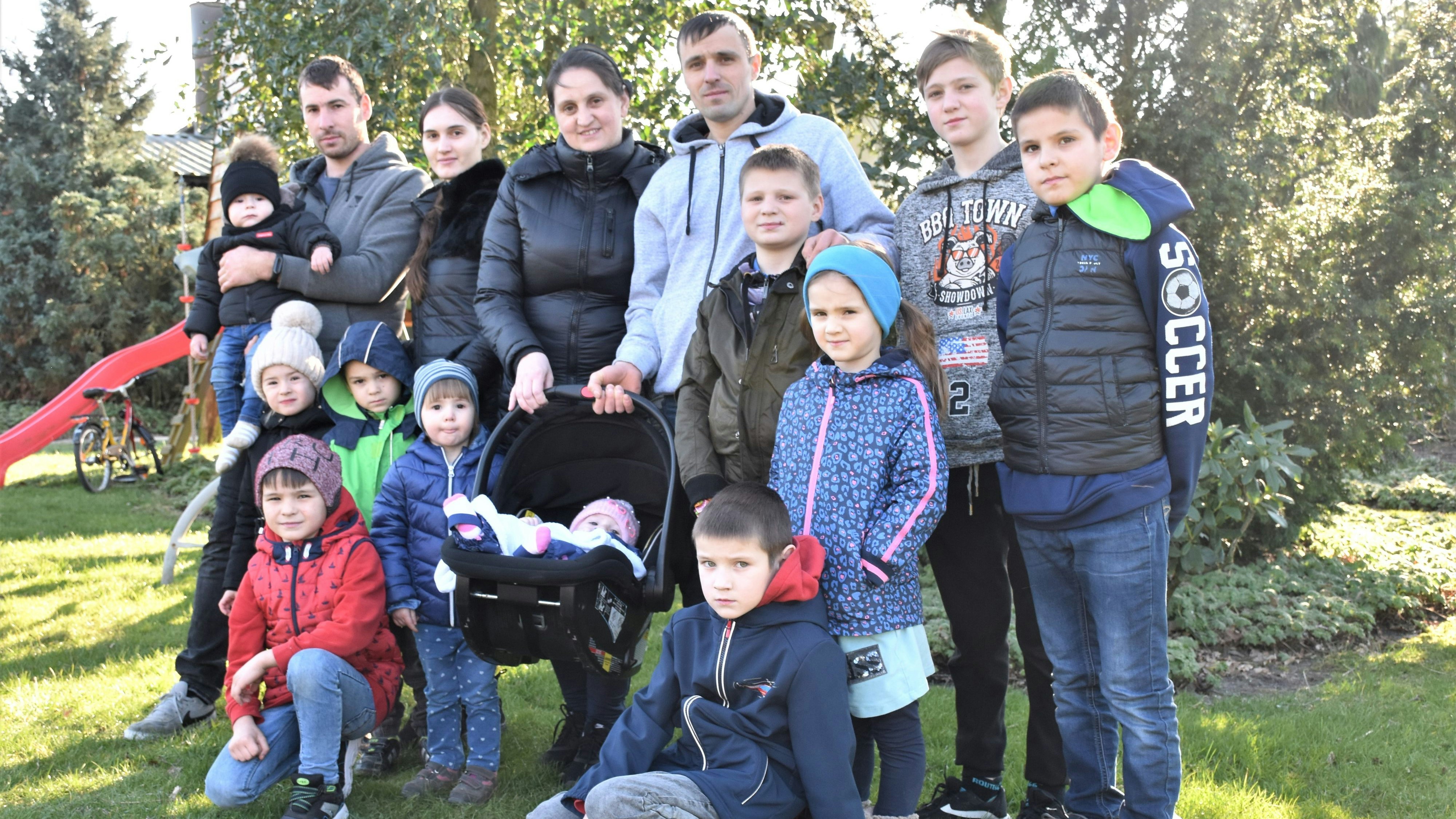 Noch etwas schüchtern, aber glücklich: Die Familien von Nikolai und Wasili Schmidt fühlen sich auf dem Ferienhof Glandorf wohl. Foto: Böckmann