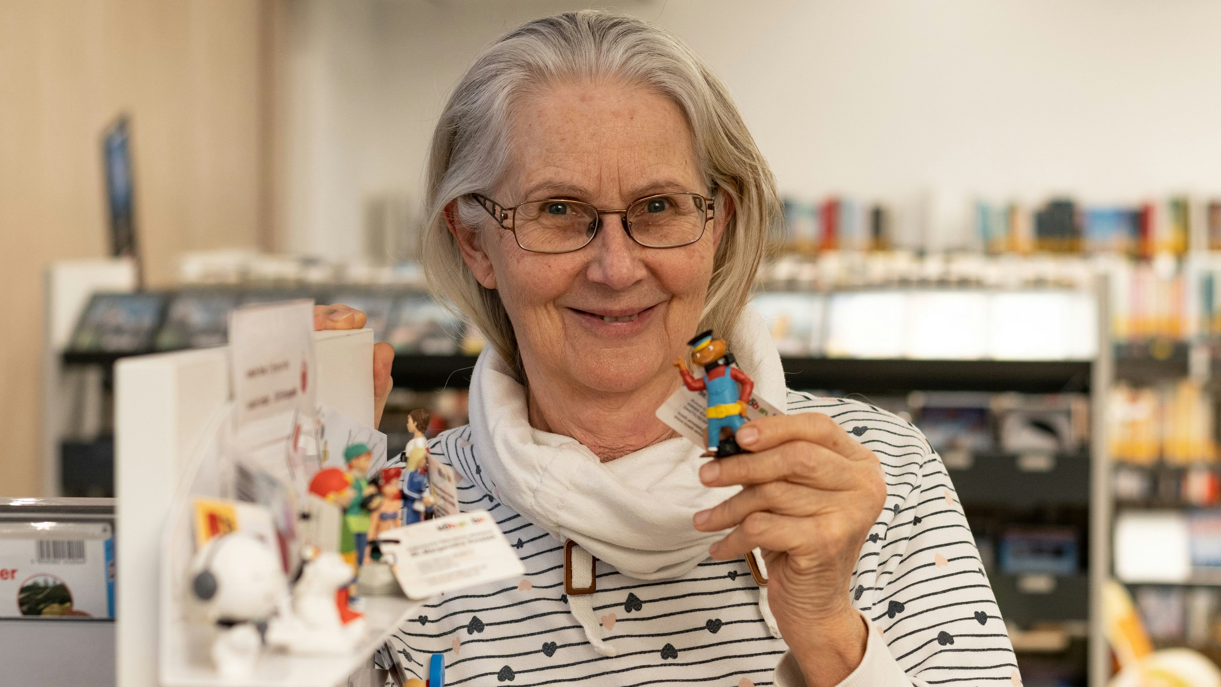 Beliebt: Ulla Moormann zeigt eine Tonie-Figur, auf der ein Hörspiel abgespeichert ist. Foto: Vorwerk