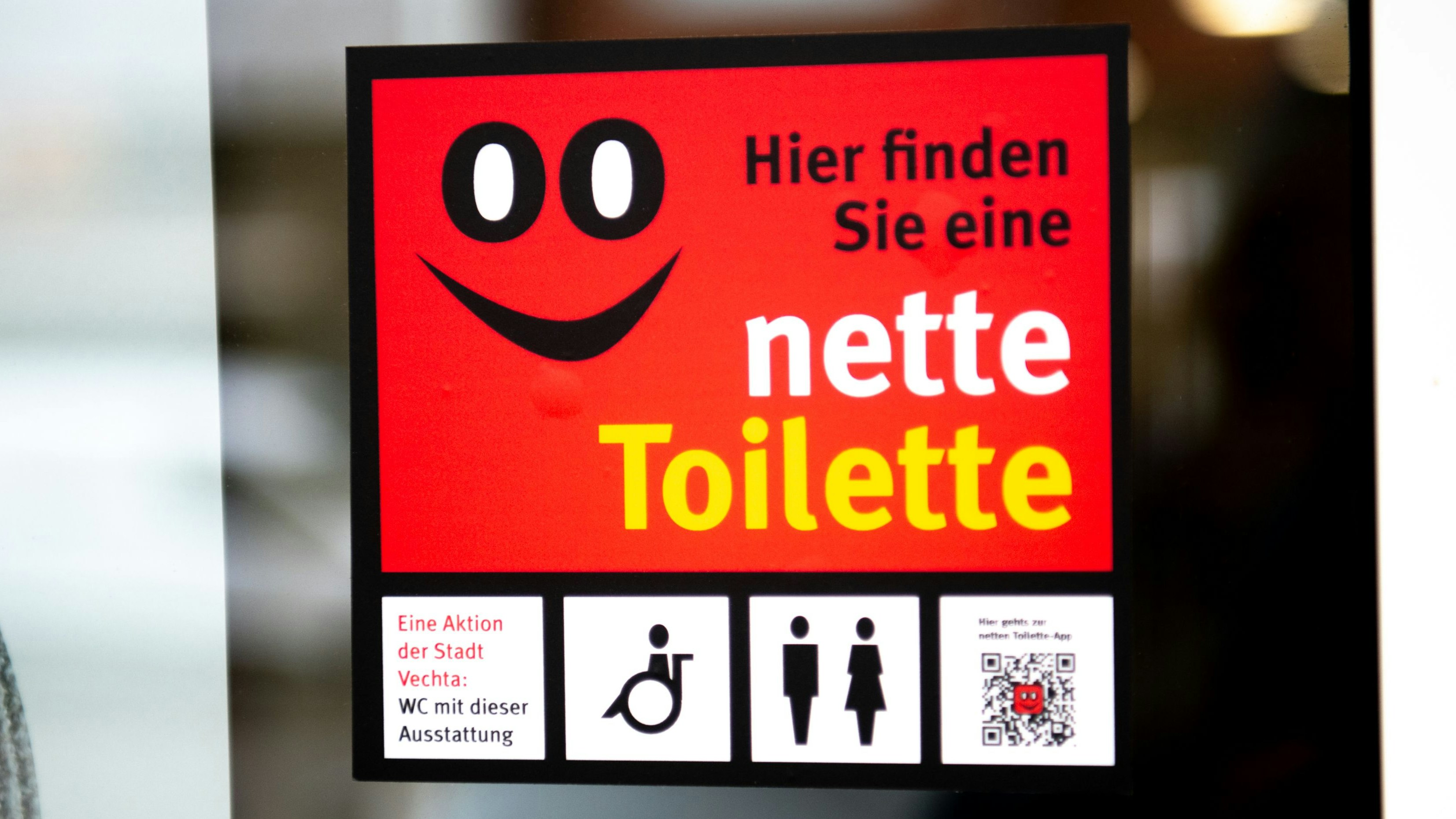 Leicht zu erkennen: Bundesweit beteiligen sich mehr als 270 Orte an der Initiative "Nette Toilette". Dabei ist unter anderem die Kreisvolkshochschule Foto: Chowanietz