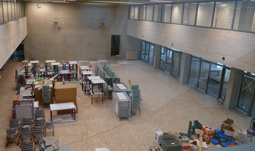 Angeliefert: In der neuen Aula, die an Schultagen als Mensa dient, stehen Tische und Stühle für den Aufbau parat. Foto: Stix