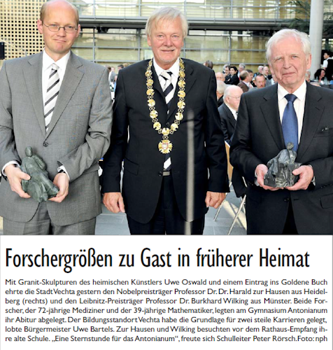 Die OV vom 18. April 2009: Der damalige Bürgermeister Uwe Bartels (Mitte) empfing die beiden Preisträger Burkhard Wilking (links) und Harald zur Hausen.   Screenshot: OV-Archiv