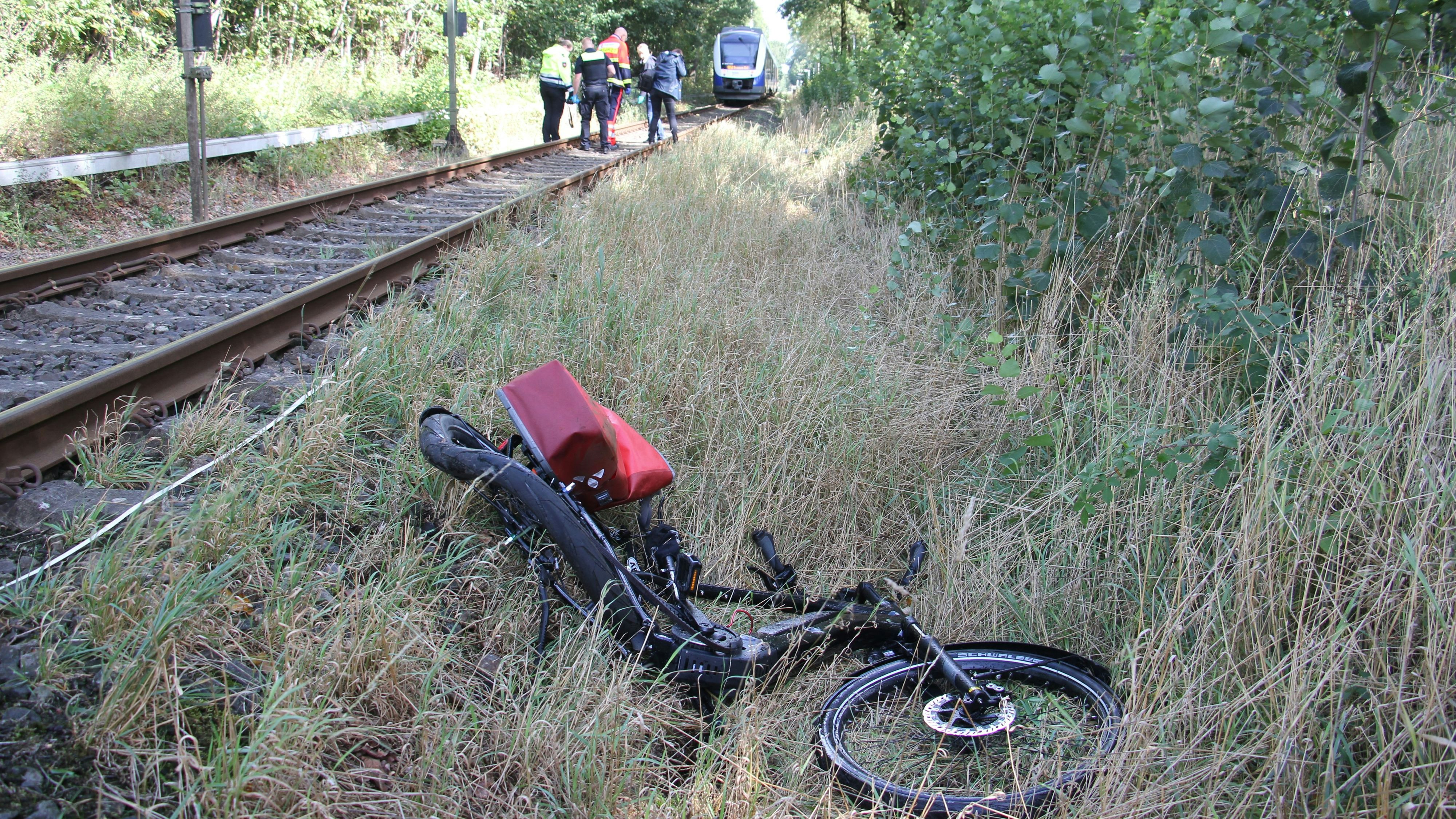 Ein Radfahrer wurde am Bahnübergang Visbeker Damm von der Nordwestbahn erfasst und etliche Meter vom Zug mitgeschleift. Er starb noch an der Unfallstelle. Foto. Speckmann