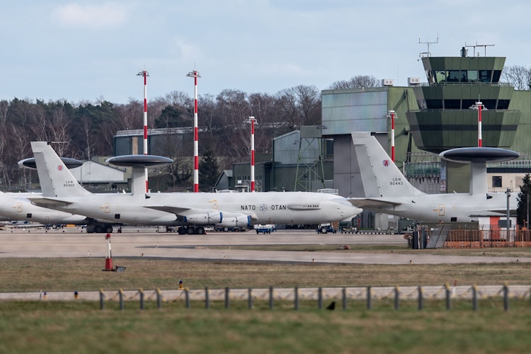 Aufklärungsflugzeuge vom Typ E-3A AWACS stehen auf dem NATO-Flugplatz Geilenkirchen. Verteidigungsministerin Lambrecht (SPD) hat als Konsequenz aus dem russischen Angriff auf die Ukraine weitere Maßnahmen Deutschlands zur Stärkung der Nato-Ostflanke angekündigt. Foto: dpaBecker