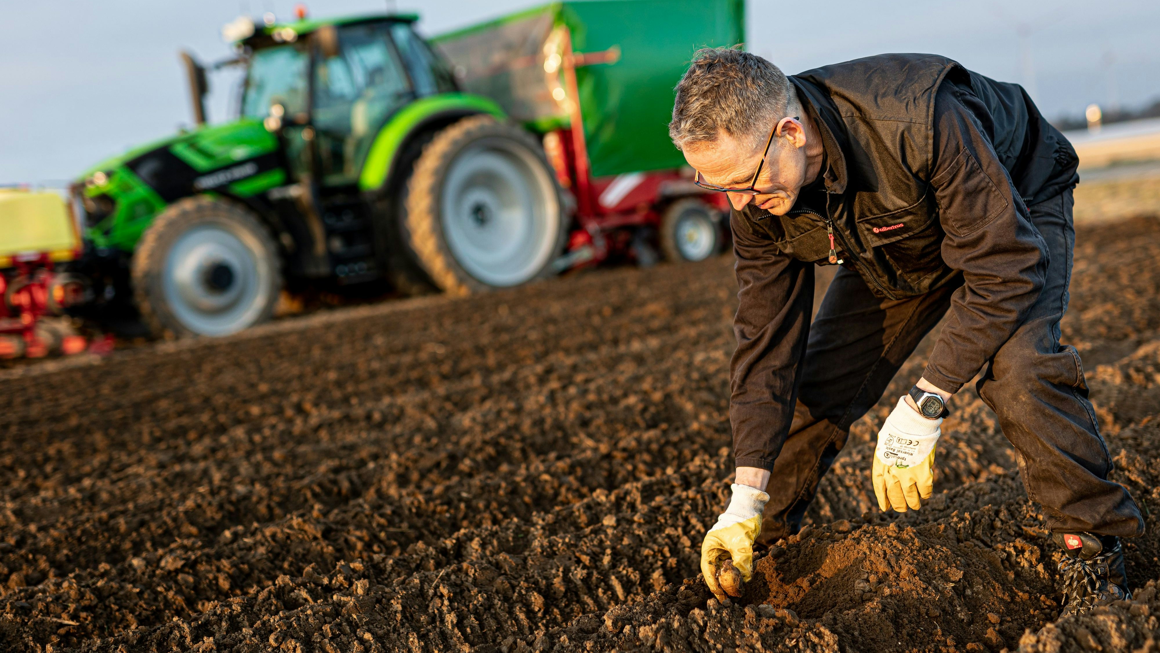 Landwirt Carsten Fricke zeigt auf einem Feld in der Region Hannover eine vorgekeimte Kartoffel zum Setzen. Die ersten Landwirte in Niedersachsen haben mit dem Pflanzen von Frühkartoffeln begonnen. Foto: dpa/Frankenberg
