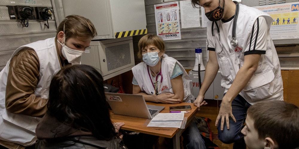 Helfer der Organisation Ärzte ohne Grenzen (MSF - Medecins Sans Frontières) arbeiten in einer U-Bahn-Station in Charkiw. Die Stadt steht unter russischem Beschuss. Foto: dpaMSFAdrienne Surprenant