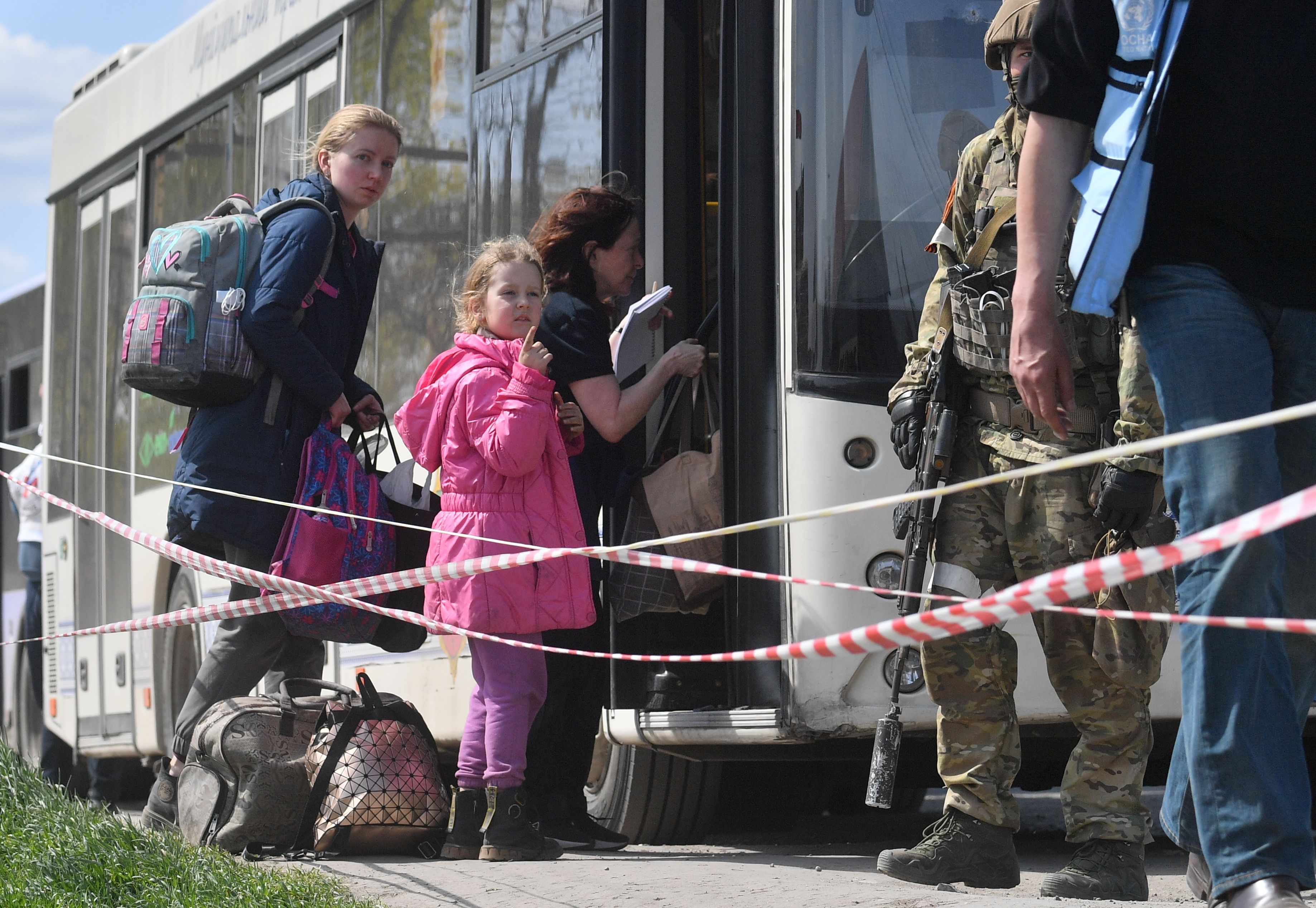 Das von der staatlichen russischen Nachrichtenagentur Sputnik verbreitete Foto zeigt Einwohner von Mariupol, die einen Bus an einem Hilfsposten für Evakuierte aus Mariupol, die in der Nähe des Werks von Azovstal Iron and Steel Works lebten, verlassen. In der ukrainischen Hafenstadt Mariupol hat eine internationale Evakuierungsaktion zur Rettung von Zivilisten aus dem von russischen Truppen belagerten Stahlwerk begonnen. Foto: dpa/Alexey Kudenko/Sputnik