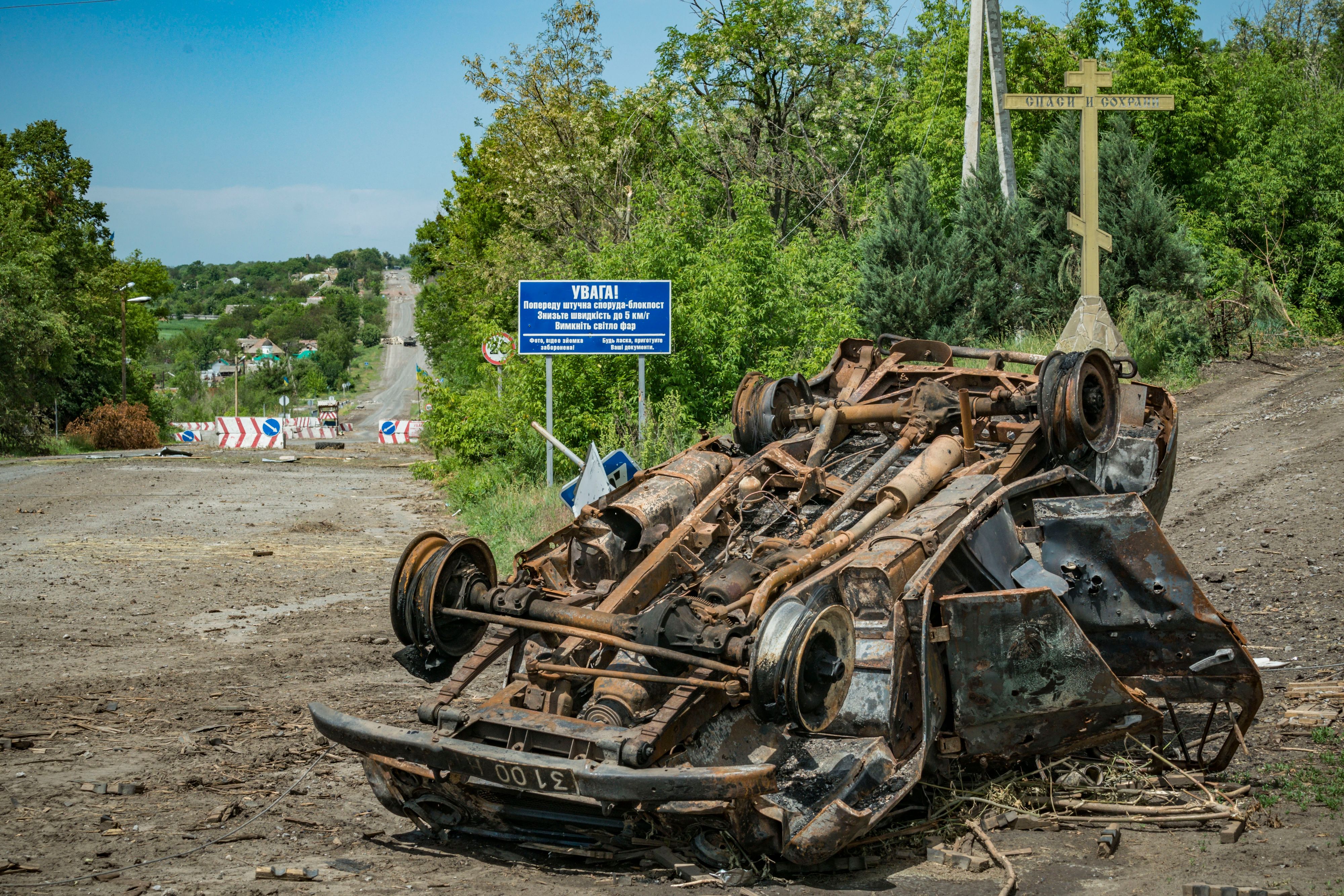 Vier Kilometer von der Front entfernt liegt das Dorf Dolyna, wo am Donnerstag dieses zerstörte Auto liegt. Foto: &nbsp;Celestino Arce Lavin/ZUMA Press Wire/dpa