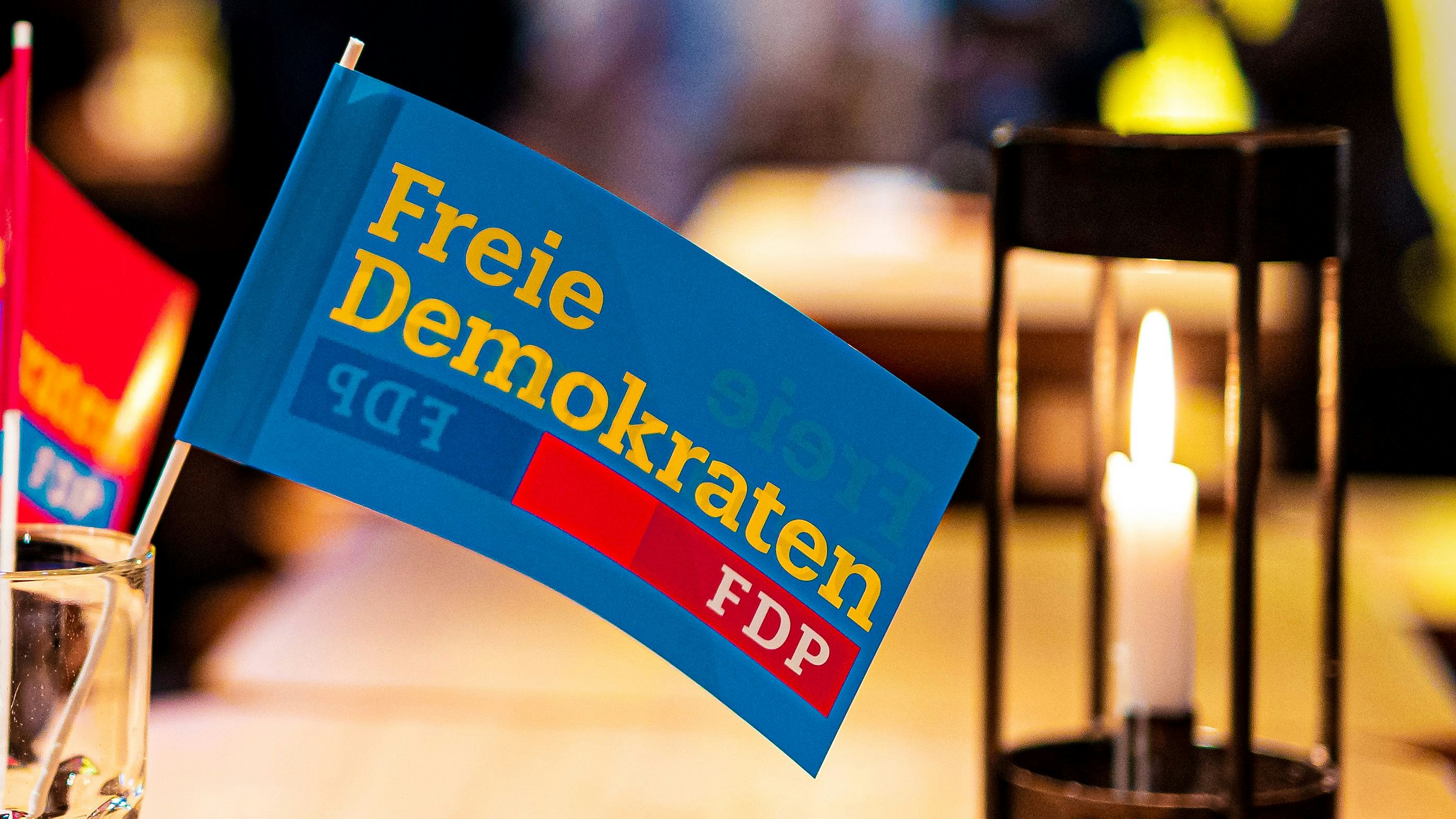 Kein Grund zum Fähnchen-Schwenken: Das Wahlergebnis der FDP in Niedersachsen ist für die Partei ein Desaster. Foto: dpa/Frankenberg