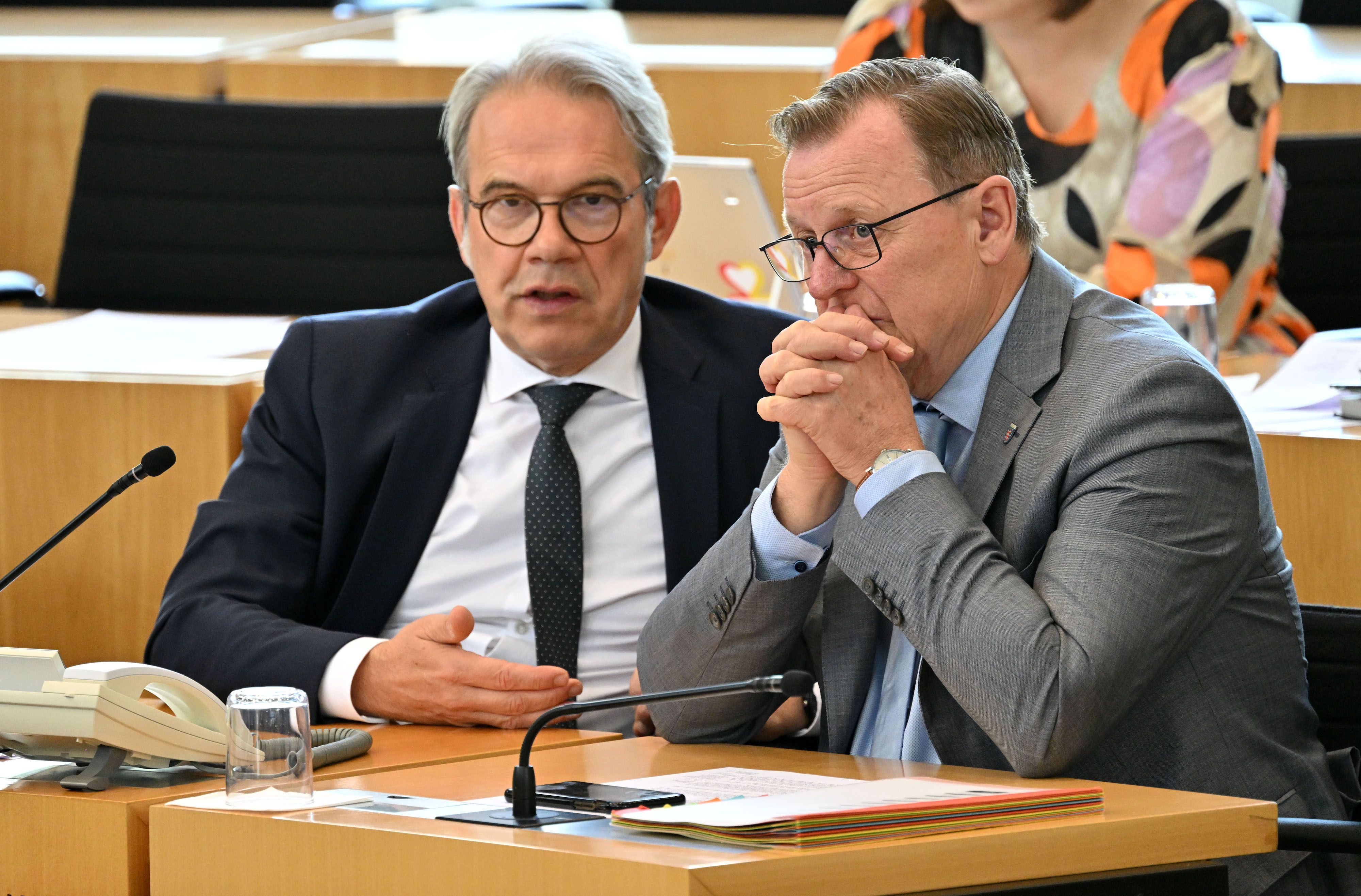 Schwer heschlagene Minderheitsregierung: Thüringens Ministerpräsident Bodo Ramelow (rechts, Die Linke) und sein Innenminsiter Georg Maier (links, SPD) wirken ratlos. Foto: dpa/Martin Schutt