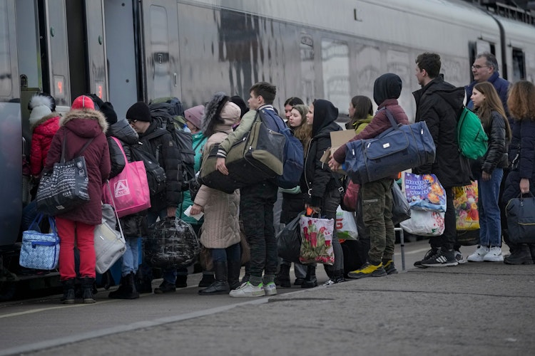 Ukrainer drängen auf einem Bahnsteig in Kramatorsk in der Region Donezk in der Ostukraine in einen Zug in Richtung Kiew. Foto: Vadim GhirdaAPdpa