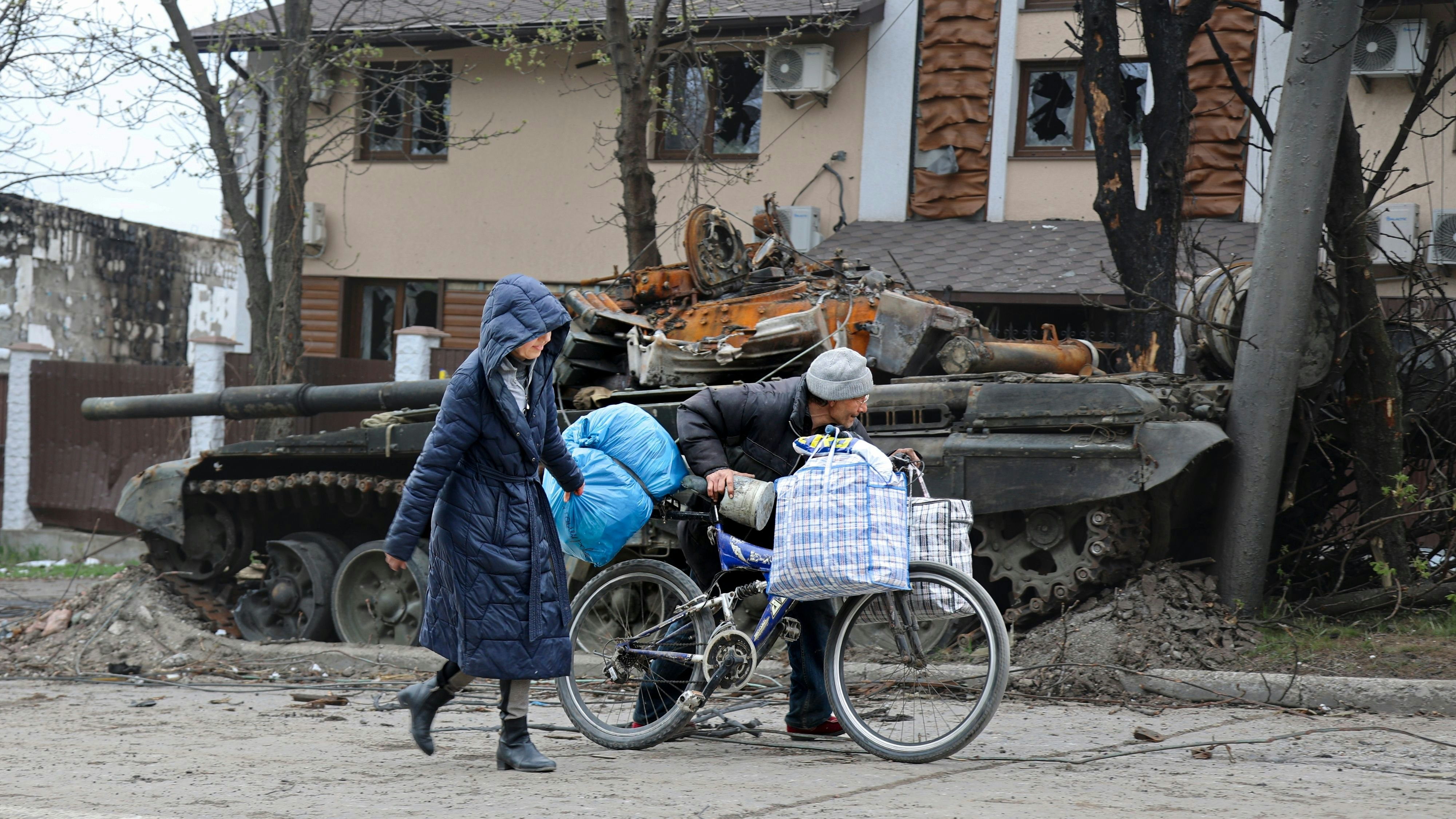 Der Krieg beherrscht das Leben: Eine Szene aus einem der von Russland unterstützten Separatisten kontrollierten Gebiet in Mariupol. Foto: dpa/Alexandrov