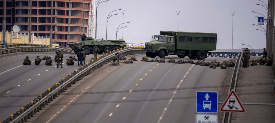 Ukrainische Soldaten beziehen in Kiew Stellung auf einer Brücke. Russland hat am Donnerstag, 24.02.2022, einen umfassenden Angriff auf die Ukraine gestartet und Städte und Stützpunkte mit Luftangriffen oder Granaten beschossen. Foto: dpaMorenatti