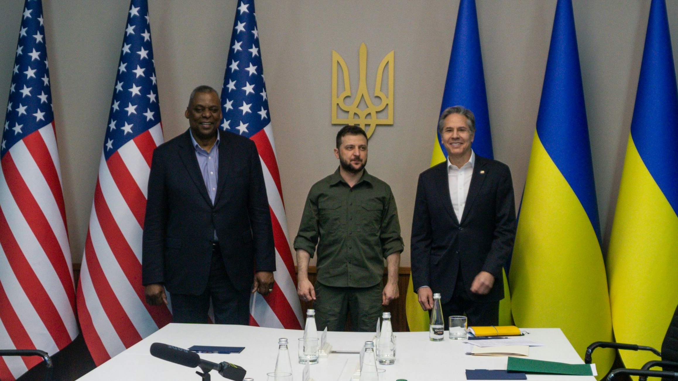 Intensive Gespräche: Lloyd Austin (von links), Verteidigungsminister der USA, Wolodymyr Selenskyj, Präsident der Ukraine,  und Antony Blinken, Außenminister der USA. Foto: Uncredited/Department of Defense/AP/dpa