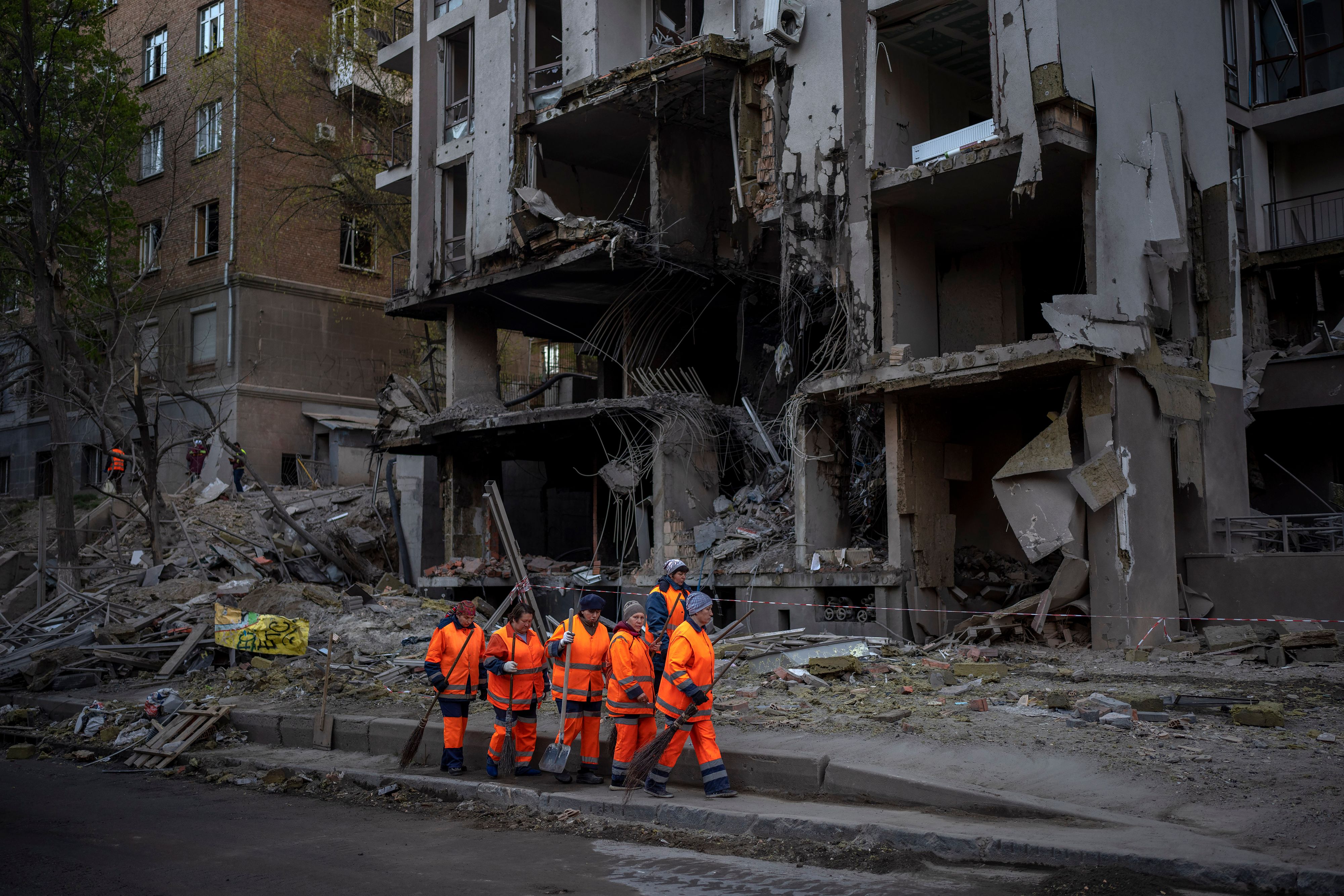 Arbeiter eines Aufräumtrupps&nbsp; nach einer Explosion: Diese ereignete sich zu der Zeit des Besuchs von UN-Generalsekretär&nbsp;António Guterres. Foto: dpa/Morenatti