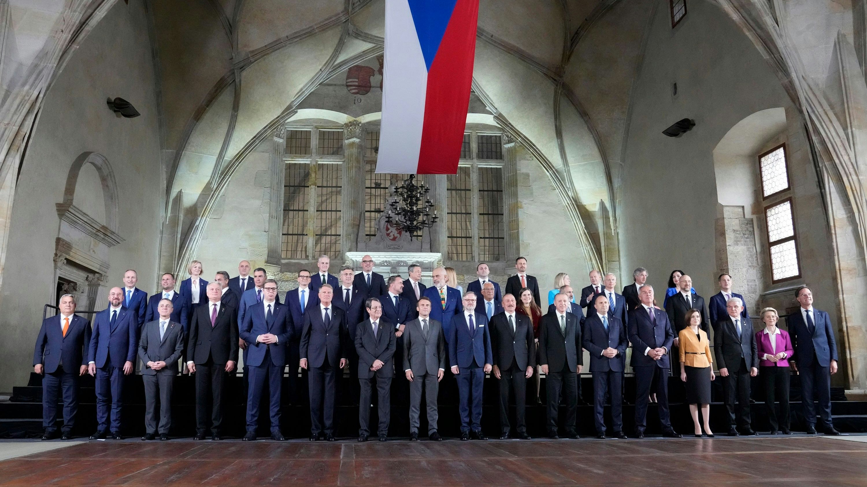 Die europäischen Staats- und Regierungschefs während eines Treffens der Europäischen Politischen Gemeinschaft auf der Prager Burg. Foto: dpa/Bandic