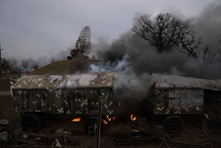 Russischer Beschuss hat eine Militäranlage außerhalb von Mariupol zerstört. Foto: dpaEvgeniy Maloletka