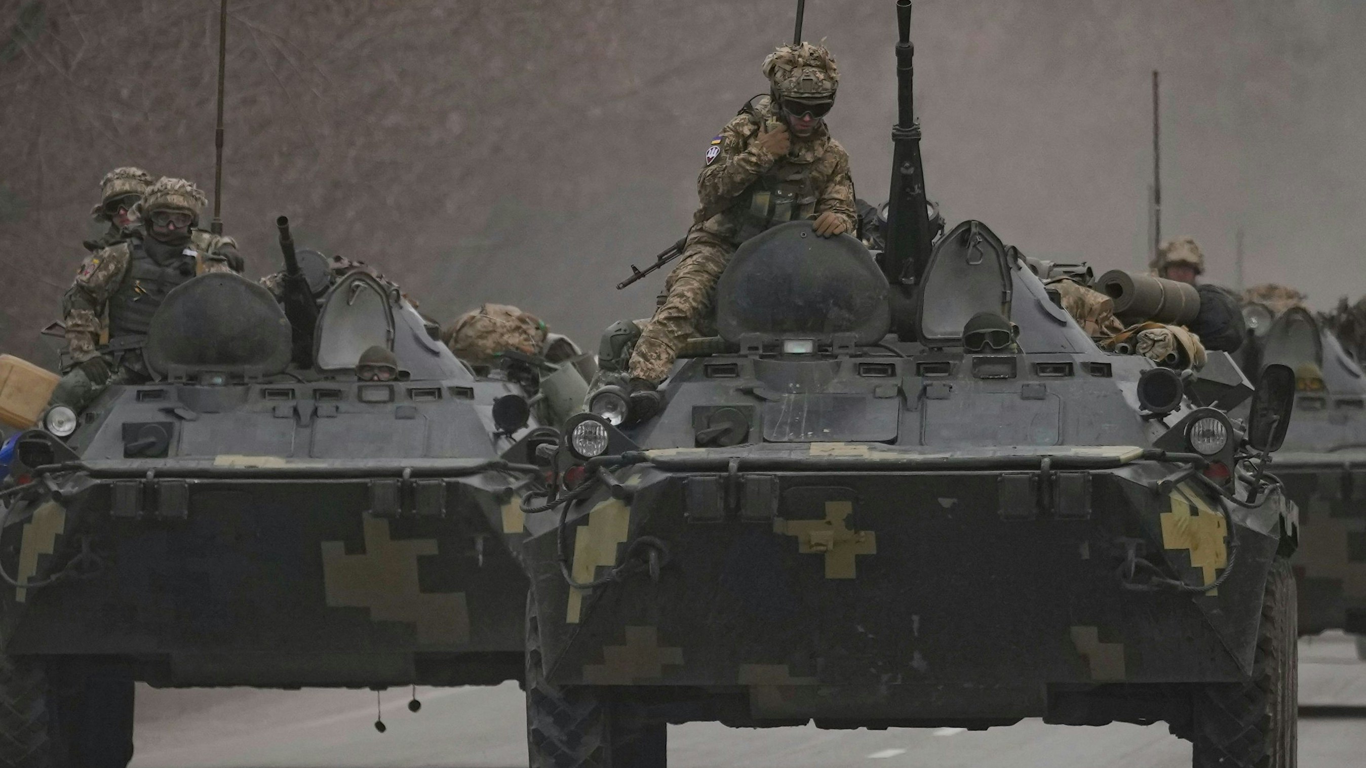 Der Krieg ist da: Ukrainische Soldaten sind mit gepanzerten Mannschaftstransportern in die Region Donezk in der Ostukraine unterwegs. Foto: dpa/Ghirda