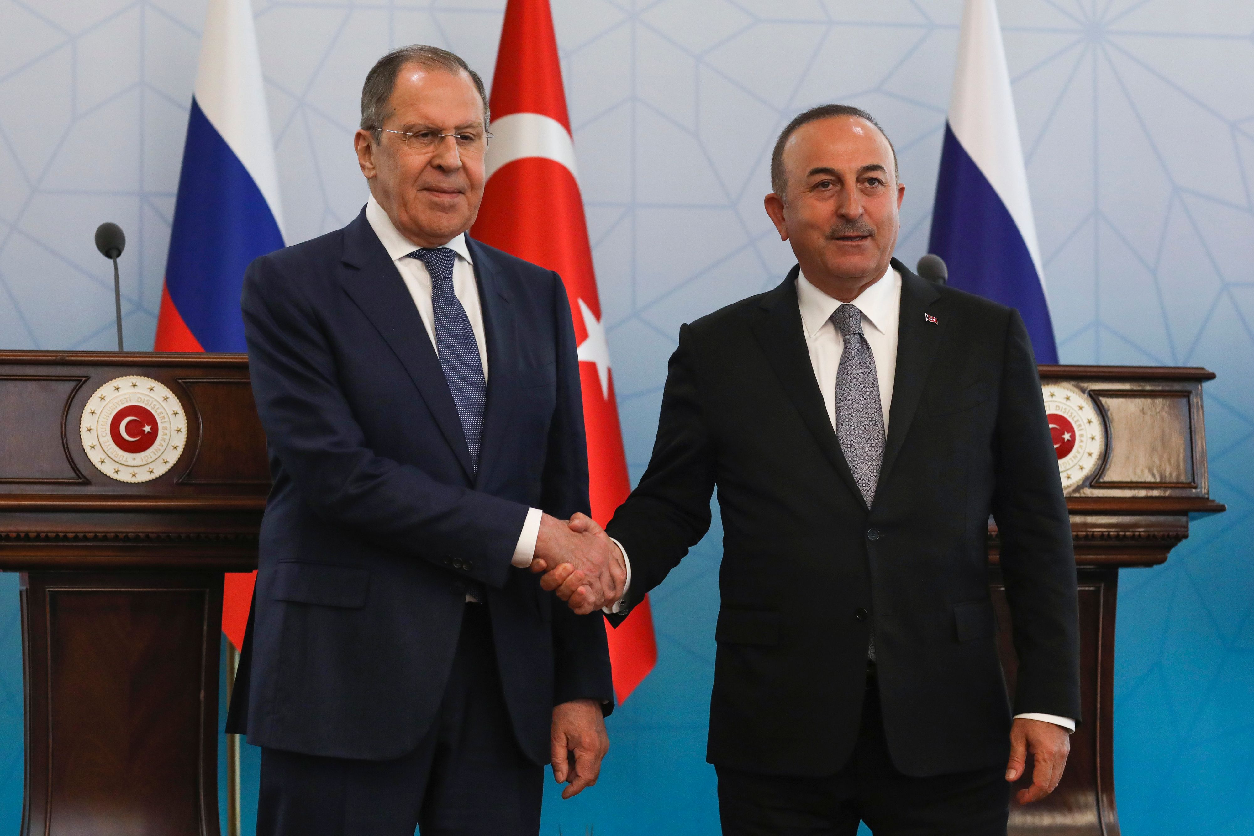 Sergej Lawrow (links), Außenminister von Russland, und Mevlüt Cavusoglu, Außenminister der Türkei, trafen sich zu Gesprächen. Foto: dpa