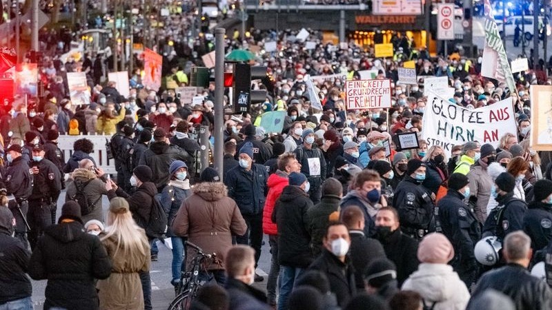In Hamburg demonstrierten nach Angaben der Polizei mehrere Tausend Menschen. Foto: Markus Scholz / dpa