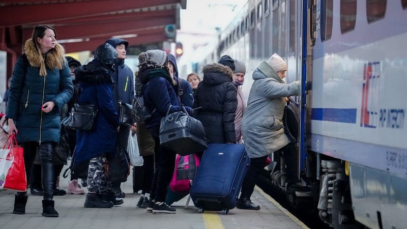 Geflüchtete aus der Ukraine steigen am Bahnhof von Przemysl in der Nähe der ukrainisch-polnischen Grenze in den Zug nach Berlin. Foto: dpa/Nietfeld
