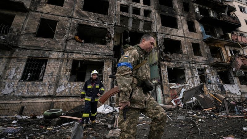 Im Norden der ukrainischen Hauptstadt Kiew ist am Montagmorgen bei einem Angriff auf ein Hochhaus ein Feuer ausgebrochen. Foto: dpa/Ghirda