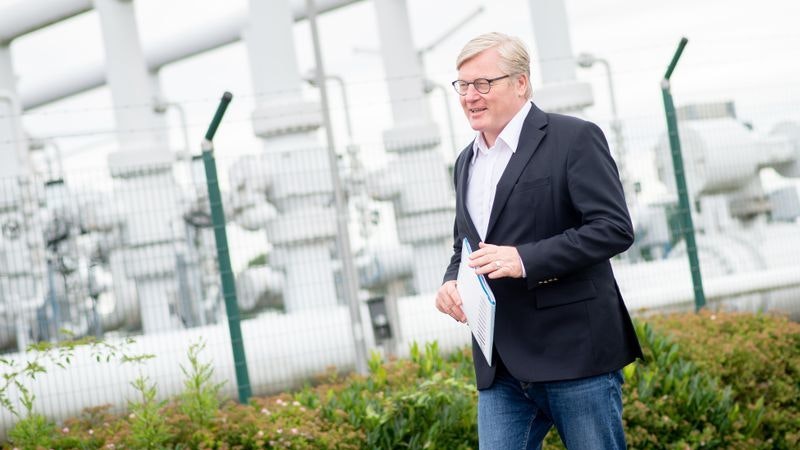 Niedersachsens Wirtschaftsminister Bernd Althusmann (CDU) besichtigt einen Gasspeicher in Elsfleth. Foto: Hauke-Christian Dittrich/dpa