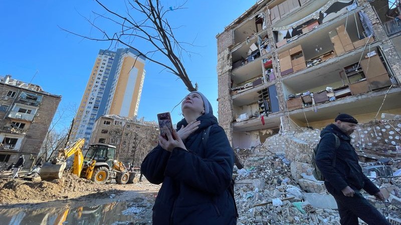 Eine Bewohnerin bricht vor den Trümmern eines beschädigten Wohnhauses in Kiew in Tränen aus. Foto: dpa/Ceng Shou-Yi