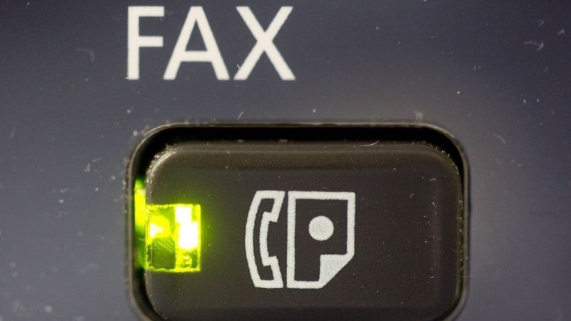 Vor allem in der Pandemie spielte das Faxgerät weiter eine wichtige Rolle bei der Datenübermittlung. Foto: dpa/Nietfeld