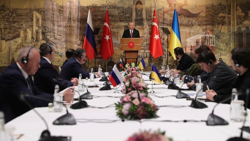 Der türkische Präsident Recep Tayyip Erdogan (M) hält eine Rede zur Begrüßung der russischen (l.) und ukrainischen Delegationen. Foto: dpa