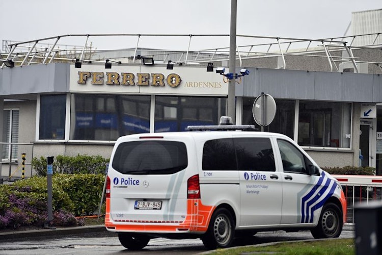 Ein Polizeifahrzeug steht vor der Ferrero-Fabrik im belgischen Arlon. Schon seit Monaten wusste der Konzern von einem Salmonellen-Problem an diesem Standort. Foto: Eric LalmandBELGAdpa