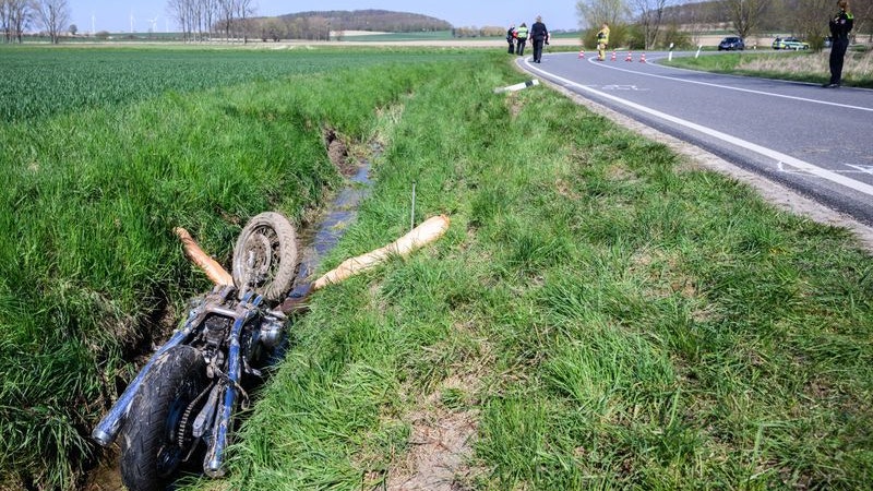 Das Krad eines Motorradfahrers liegt nach einem Unfall in  einem Straßengraben bei Gestorf. Foto: Julian Stratenschulte / dpa