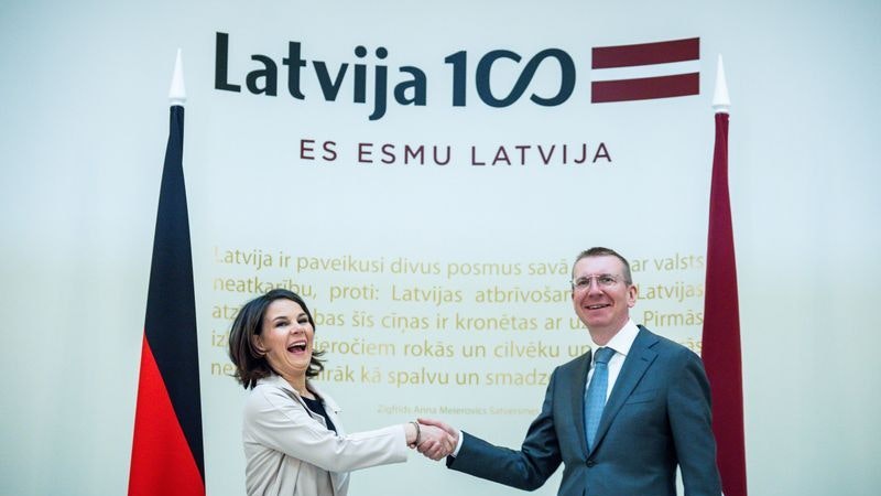 Außenministerin Annalena Baerbock sprach mit dem lettischen Außenminister Edgars Rinkevics über den Ukraine-Krieg. Foto: dpa/Kappeler