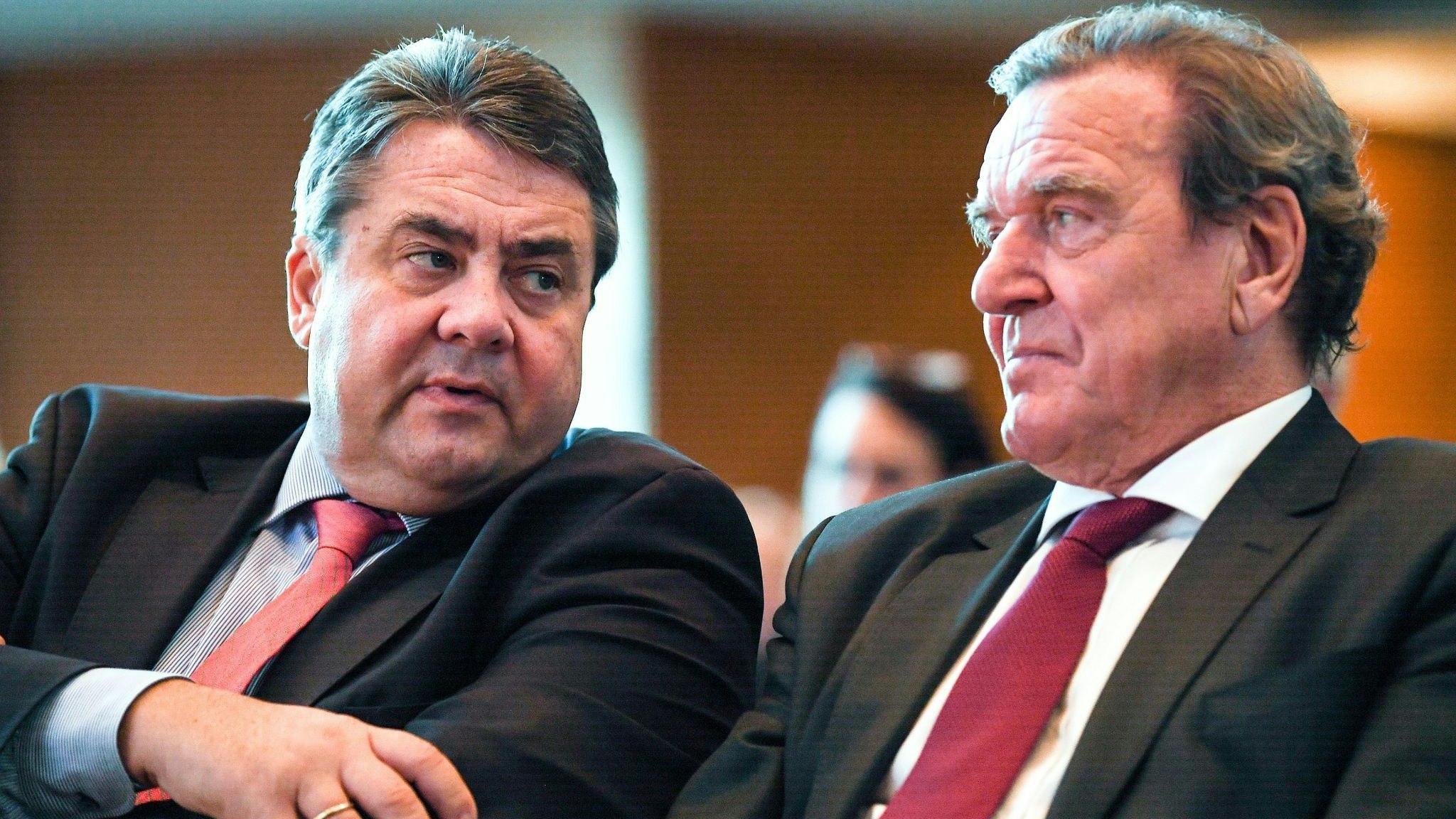 ARCHIV - Sigmar Gabriel (SPD, l) und Gerhard Schröder (SPD) blicken sich auf einem Industriekongress an. Foto: dpa/Gambarini