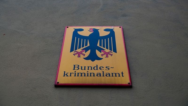Das Wappen des Bundeskriminalamtes hängt an der Fassade der Zentrale. Foto: dpa/Roessler