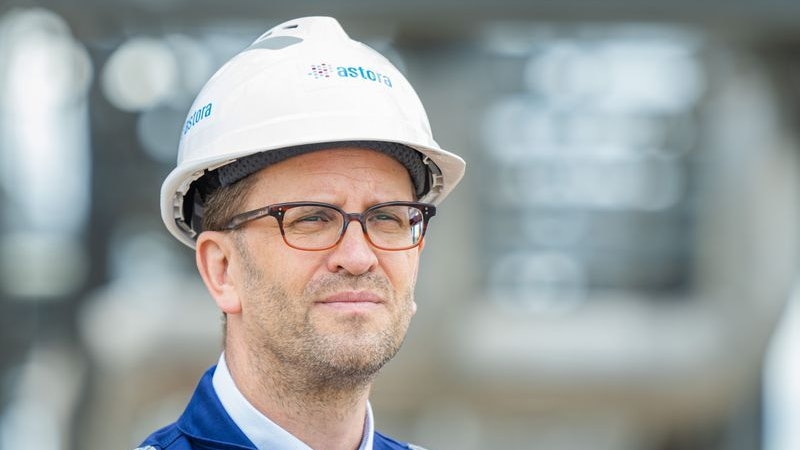 Klaus Müller, Präsident der Bundesnetzagentur, während einer Besichtigung des Astora Gasspeichers in Rehden. Foto: dpa/Assanimoghaddam
