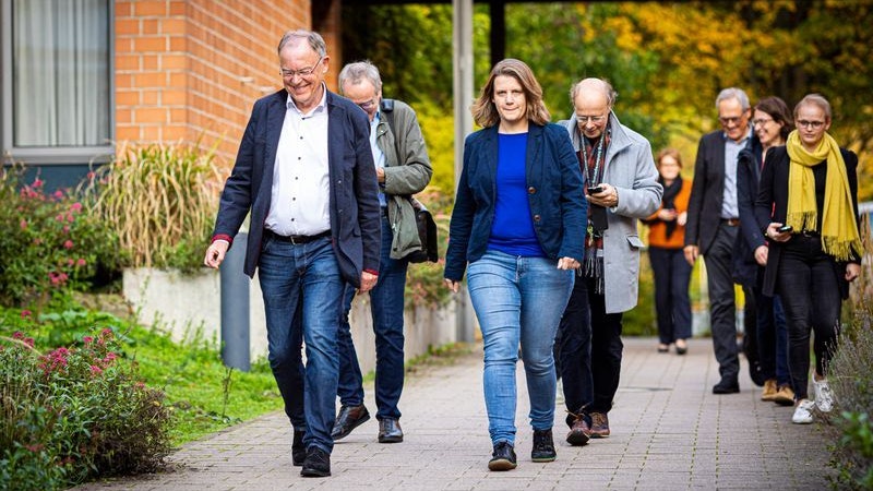 Stephan Weil (SPD, vorne l), Ministerpräsident von Niedersachsen, und Julia Willie Hamburg (Bündnis 90/Die Grünen, vorne r) kommen gemeinsam zu einem Pressestatement. Foto: dpa/Frankenberg