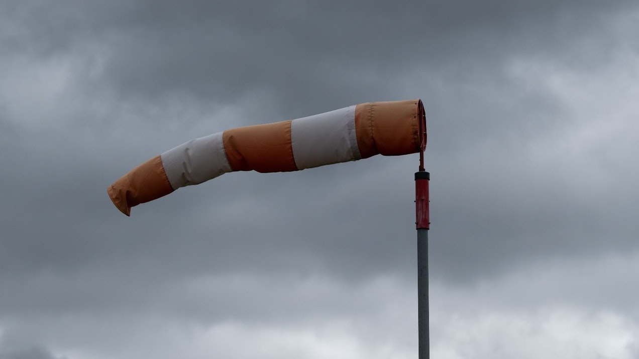 Ein Windsack weht bei stürmischem Wetter im Wind. Foto: Silas Stein/dpa/Symbolbild