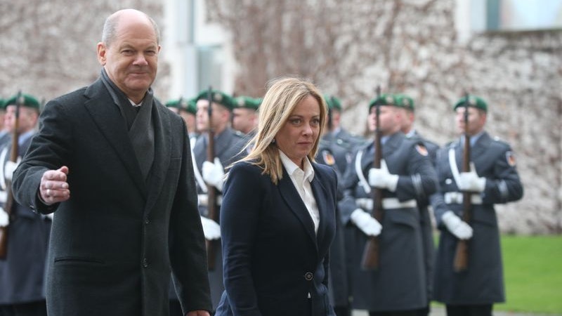 Militärische Ehren: Bundeskanzler Olaf Scholz begrüßt die italienische Ministerpräsidentin Giorgia Meloni bei ihrem Antrittsbesuch in Berlin. Foto: dpa/Kumm