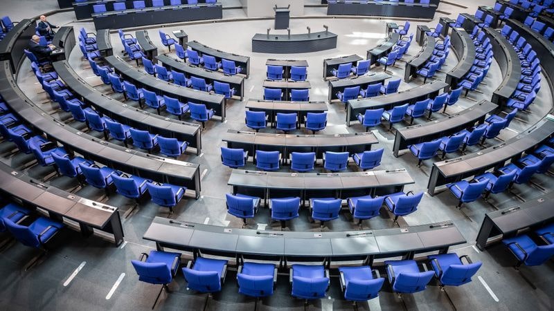 Mit der neuen Reform soll der auf 736 Abgeordnete angewachsene Deutsche Bundestag ab der nächsten Wahl dauerhaft auf 630 Mandate verkleinert werden. Foto: Michael Kappeler / dpa