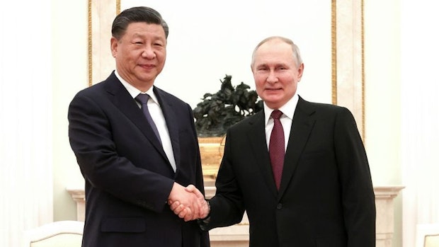 Treffen in Kriegszeiten: Putin begrüßt "Freund" Xi Jinping