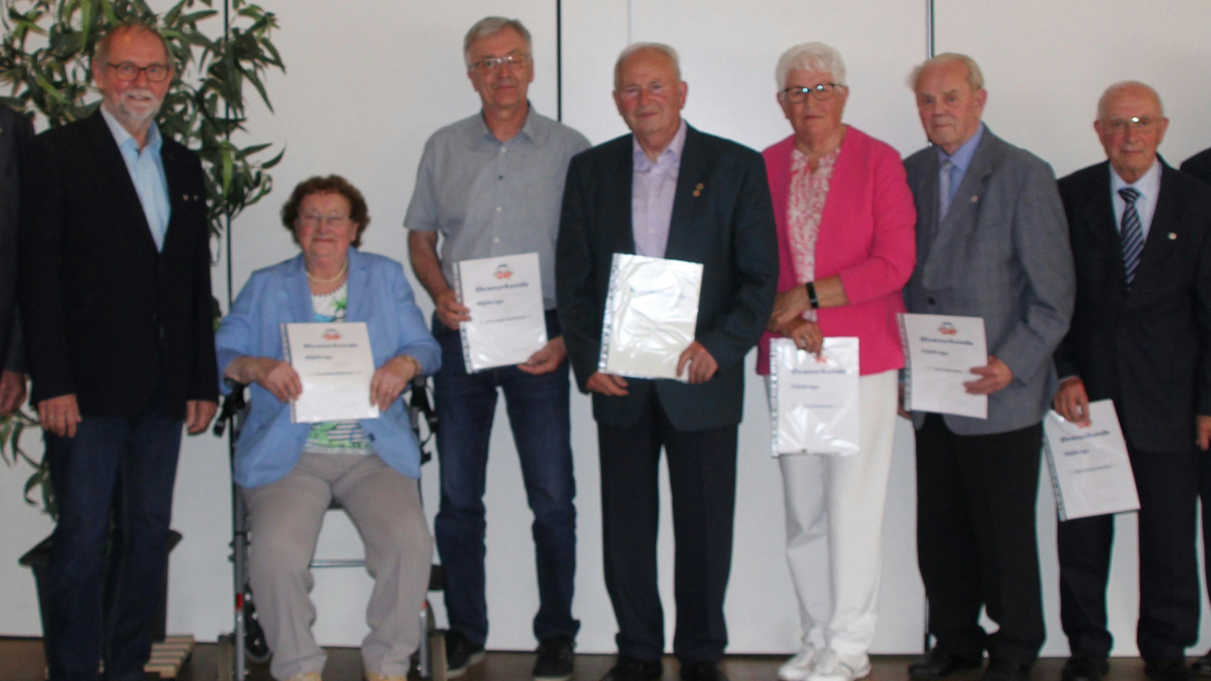 Ausgezeichnet: Für ihre langjährige Mitgliedschaft konnte Franz Emke (links) insgesamt 80 Mitglieder ehren. Foto: Högemann