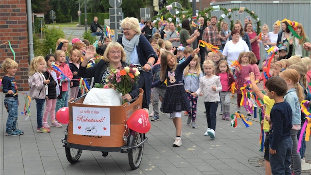 Kinder, Eltern und Kollegen verabschieden Agnes Willenborg