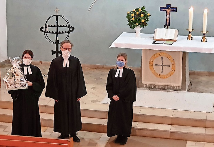 Abschied unter Corona-Bedingungen: Das Pastorenehepaar Hachmeister-Uecker bedankt sich bei Femke Beckert (rechts). Foto: Klaus Hönemann